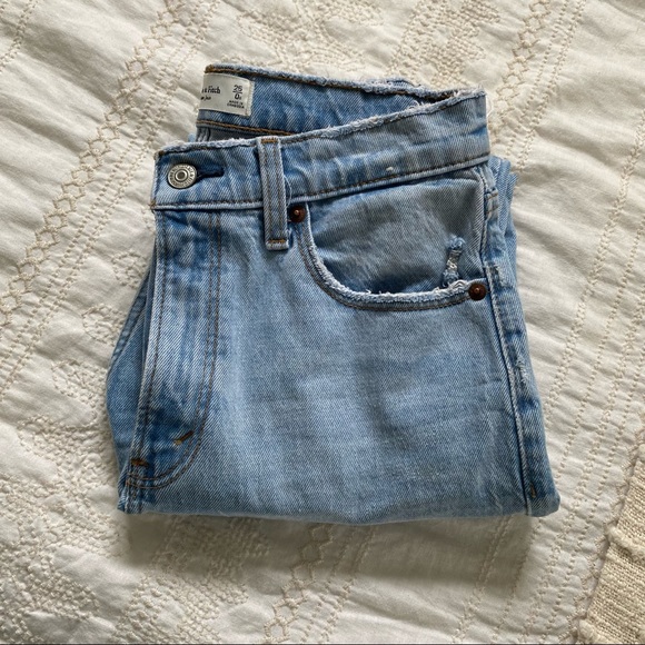 Medium-Light wash Abercrombie and Fitch jeans size 25 - Picture 2 of 6